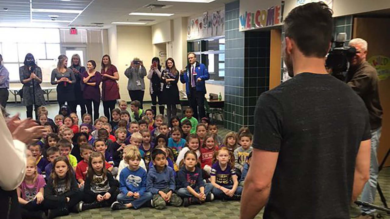 Vikings kicker Walsh visits letter-writing first-graders